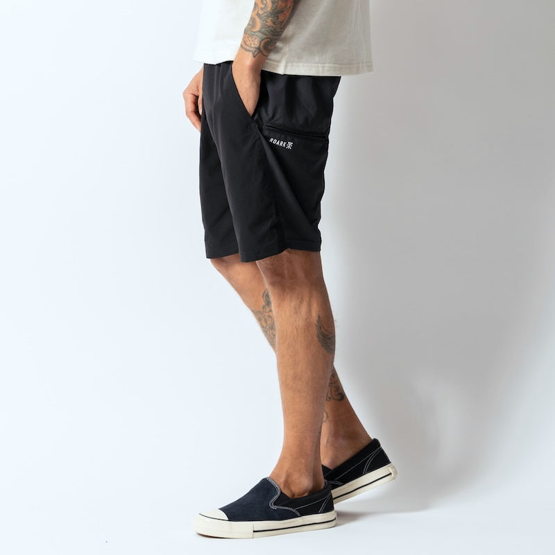ROARK ショーツ BOATMAN TECH SHORTS2.0 ブラック 着用画像 サイド