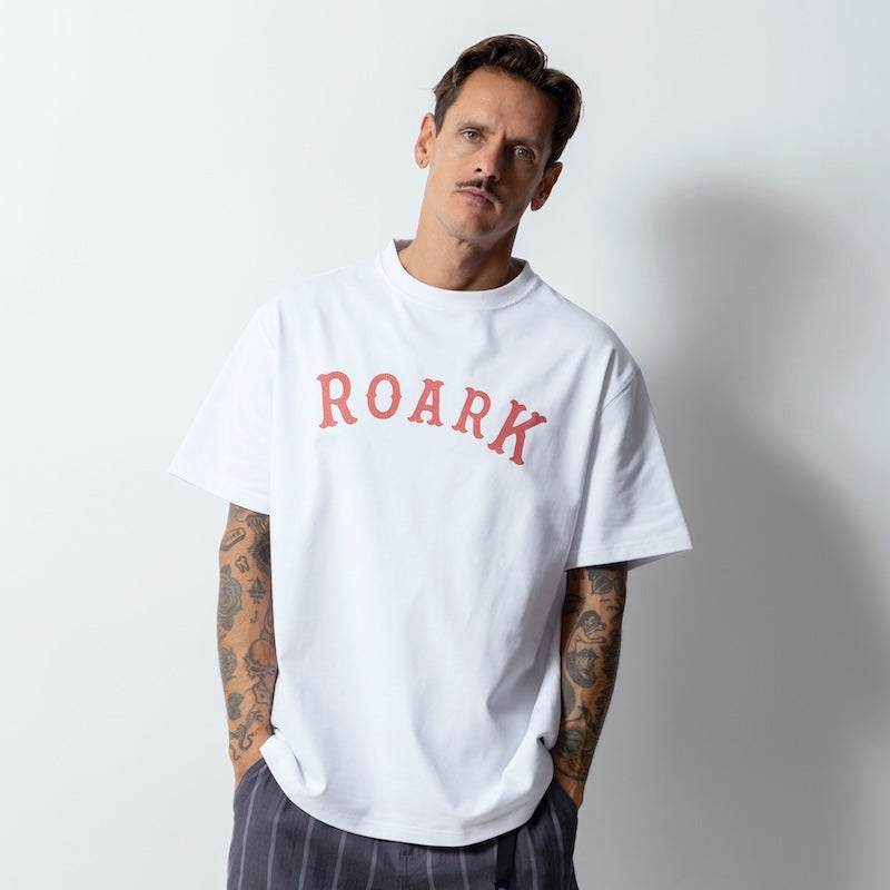 ROARK Tシャツ MEDIEVAL LOGO 14oz H/W TEE ホワイト 着用画像 正面 1