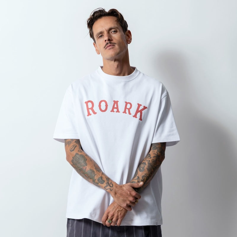 ROARK Tシャツ MEDIEVAL LOGO 14oz H/W TEE ホワイト 着用画像 正面 2