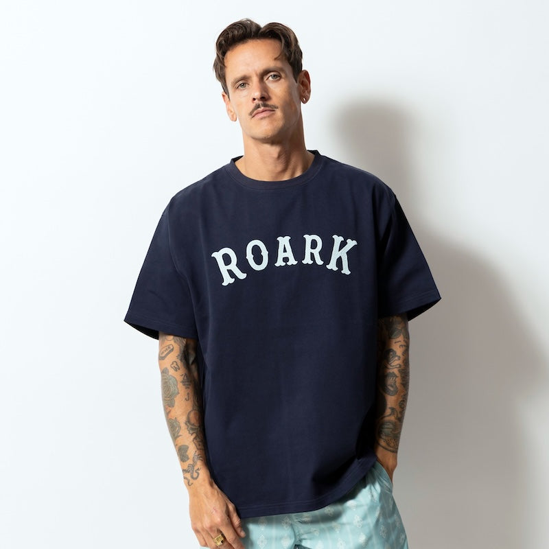 ROARK Tシャツ MEDIEVAL LOGO 14oz H/W TEE ネイビー 着用画像 正面 1
