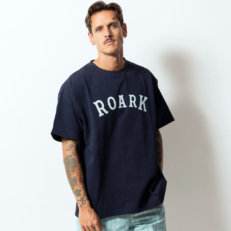 ROARK Tシャツ MEDIEVAL LOGO 14oz H/W TEE ネイビー 着用画像 正面 2