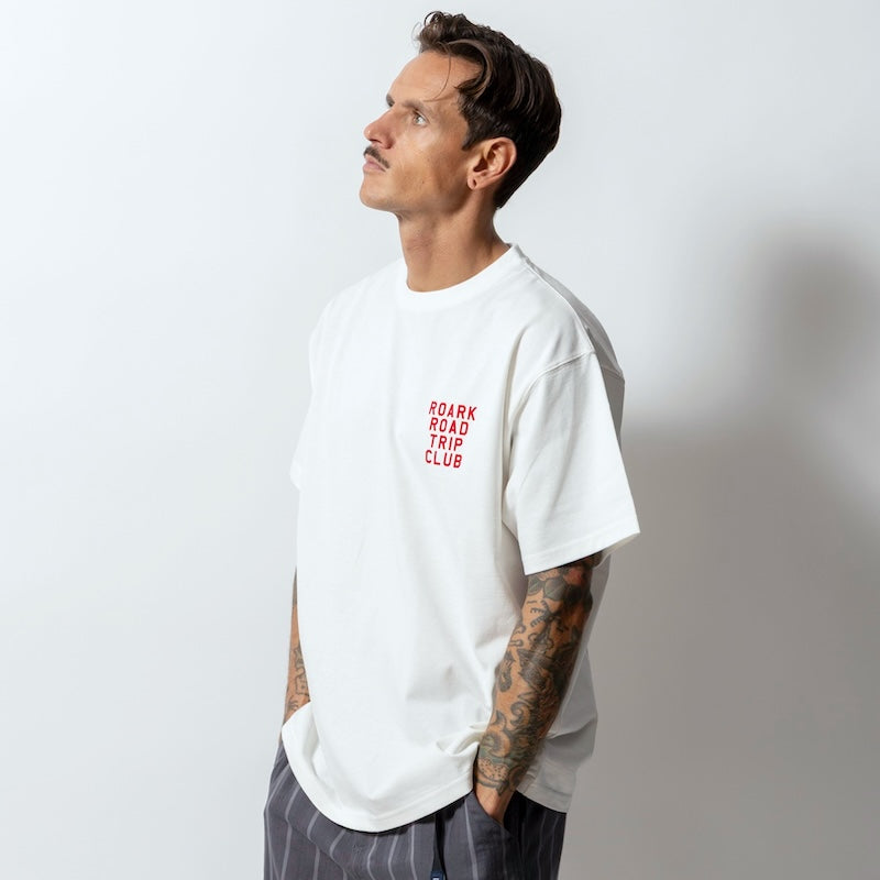 ROARK Tシャツ ROAD TRIP CLUB FINE TECH DRY TEE ホワイト 着用画像 斜め