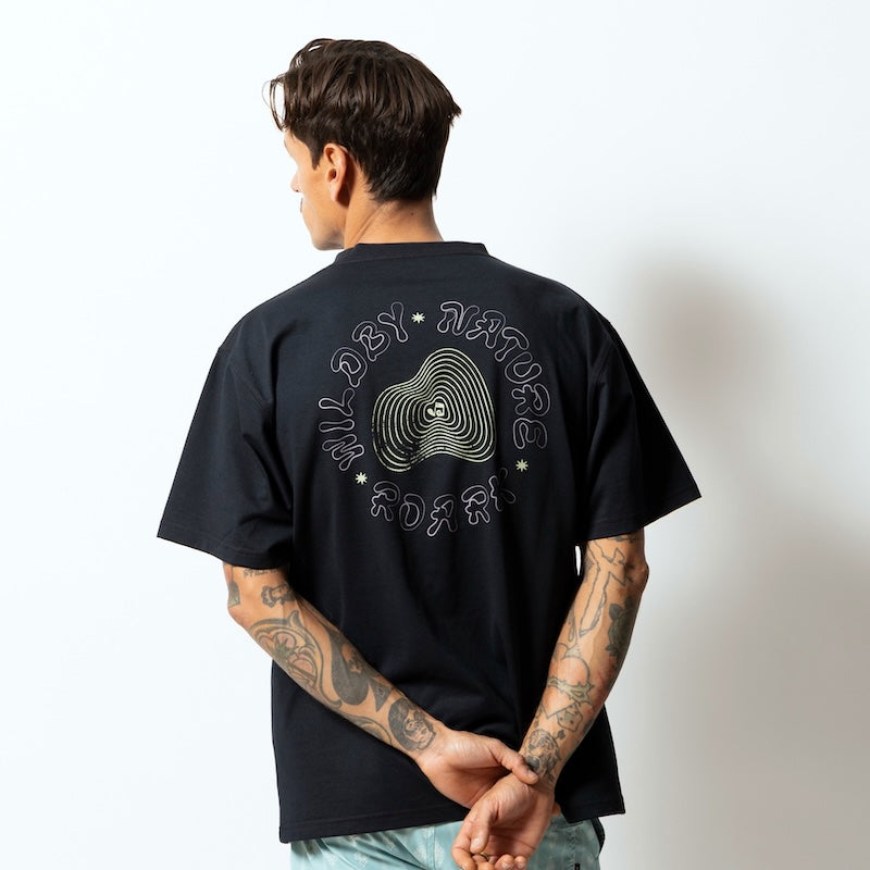 ROARK Tシャツ WILD BY NATURE FINE TECH DRY TEE ブラック 着用画像 背面