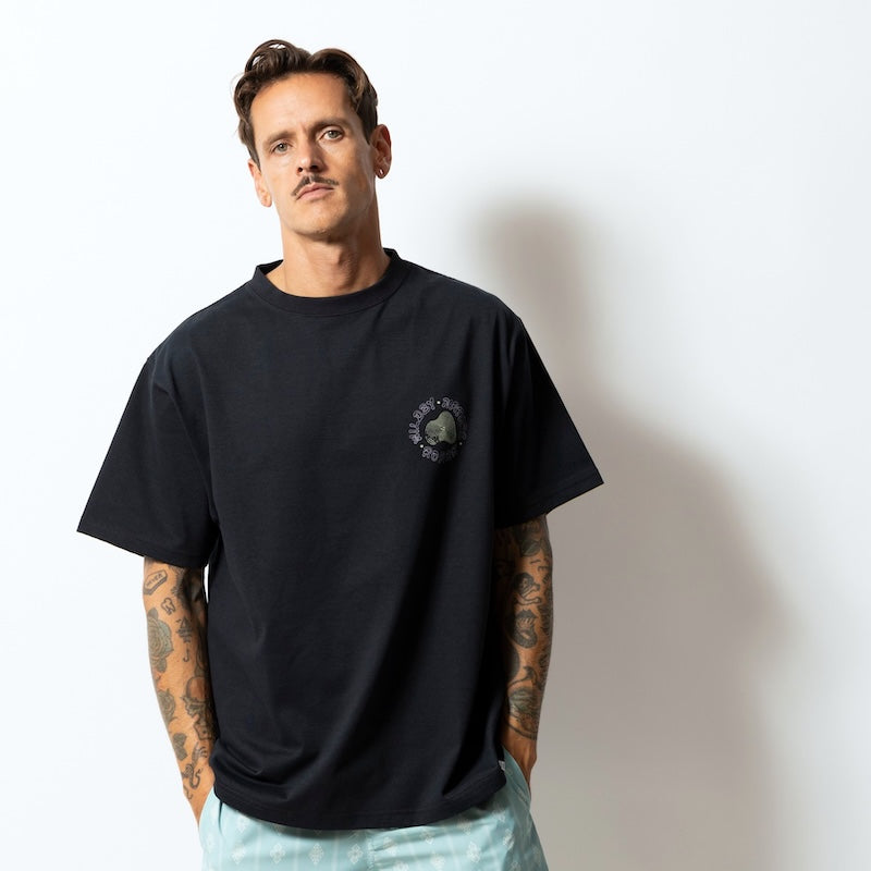 ROARK Tシャツ WILD BY NATURE FINE TECH DRY TEE ブラック 着用画像 正面 1