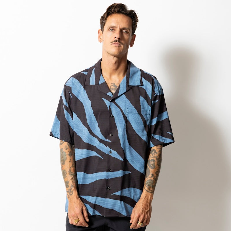 ROARK S/Sシャツ PULQUE BLESS UP S/S ブラック 着用画像 正面 1