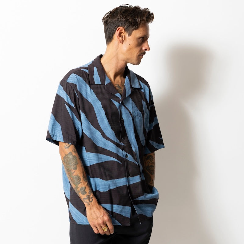 ROARK S/Sシャツ PULQUE BLESS UP S/S ブラック 着用画像 正面 2