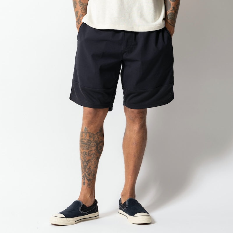 ROARK ショーツ DELTA QD SHORTS ジェットブラック 着用画像 1