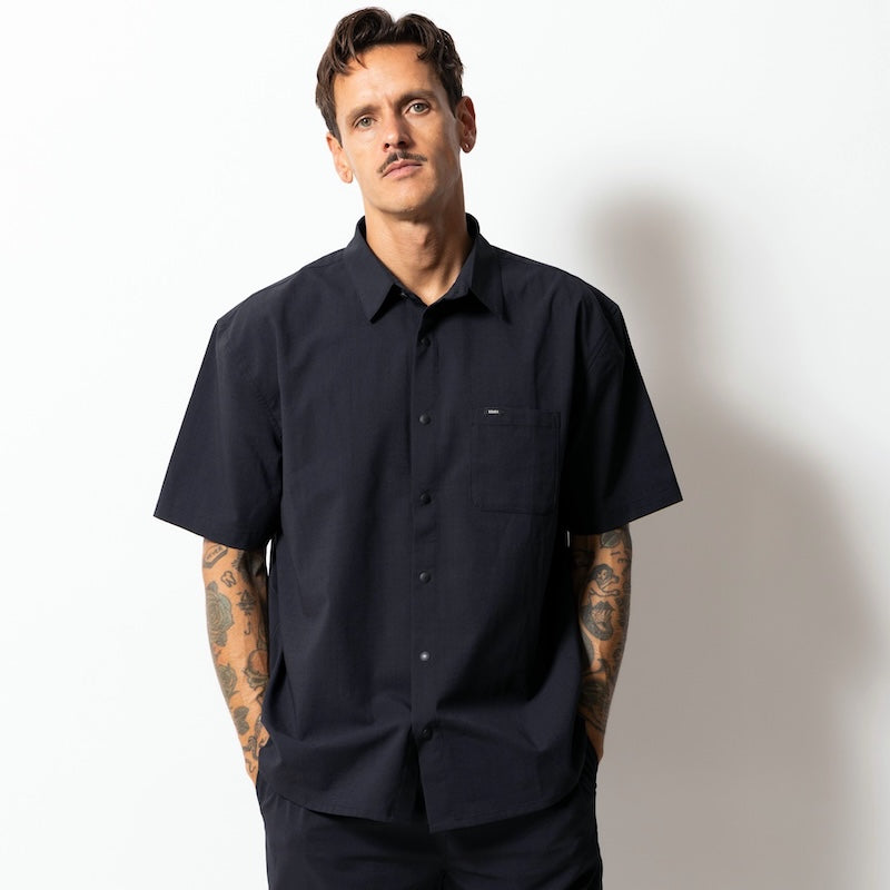 ROARK S/Sシャツ DELTA QD S/S SHIRTS ジェットブラック 着用画像 1