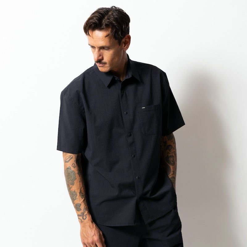 ROARK S/Sシャツ DELTA QD S/S SHIRTS ジェットブラック 着用画像 2