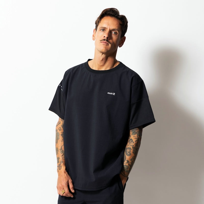 ROARK Tシャツ DELTA QD S/S TEE ジェットブラック 着用画像 1