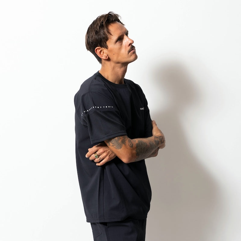 ROARK Tシャツ DELTA QD S/S TEE ジェットブラック 着用画像 2