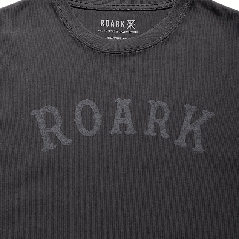ROARK L/STシャツ MEDIVAL 14oz H/W L/S TEE (Charcoal) 商品画像 ロゴプリント