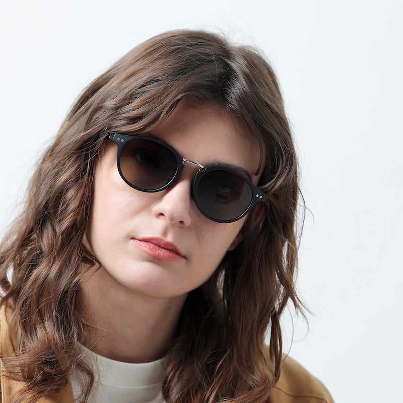 TYMER サングラス OLIVER (Matt Black / Dark Green) 着用画像 6