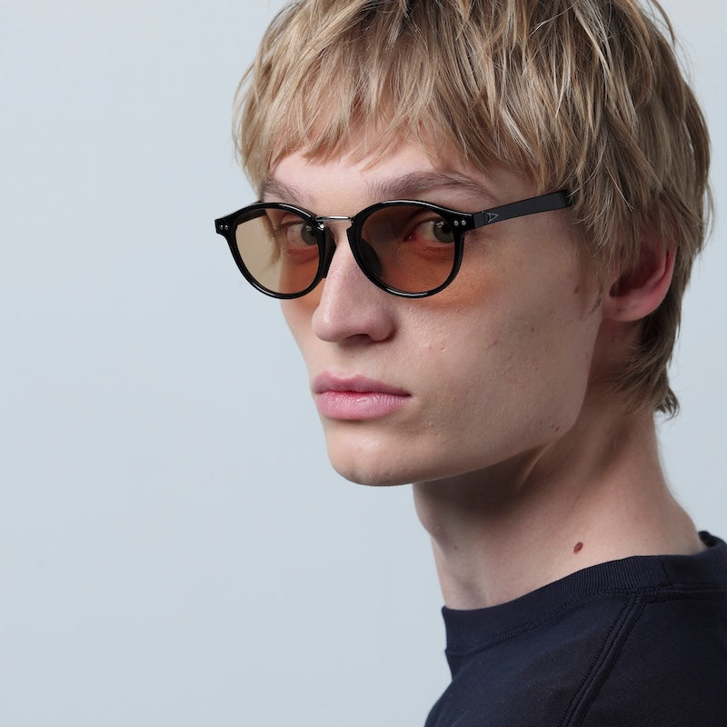 TYMER サングラス OLIVER (Glass Black / Light Brown) 着用画像 2