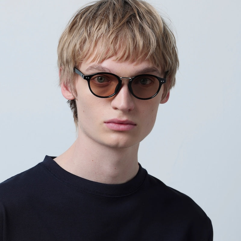 TYMER サングラス OLIVER (Glass Black / Light Brown) 着用画像 3