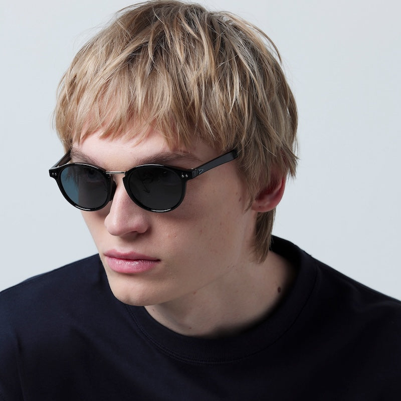TYMER サングラス OLIVER (Glass Black / Gray Polarized) 着用画像 1