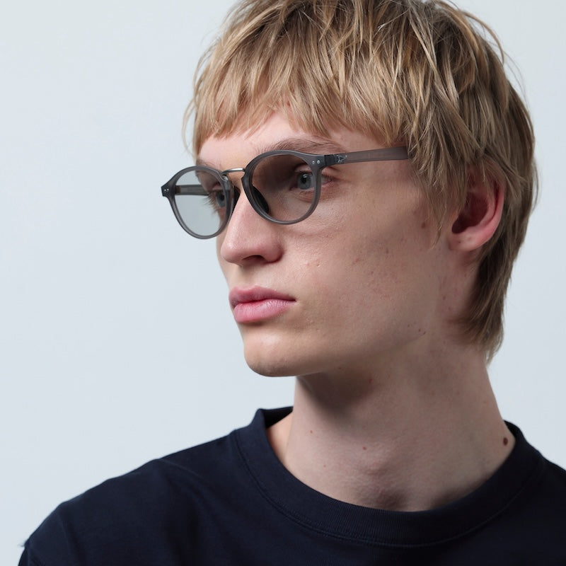 TYMER サングラス OLIVER (Matt Clear Gray2 / Photochromic Gray) 着用画像 3