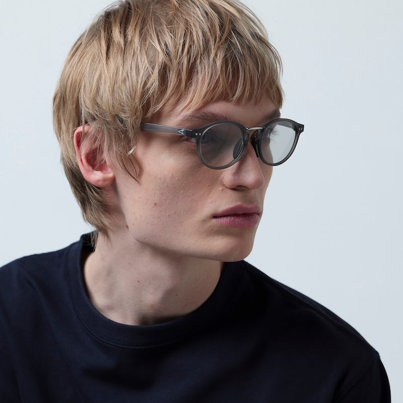 TYMER サングラス OLIVER (Matt Clear Gray2 / Photochromic Gray) 着用画像 1