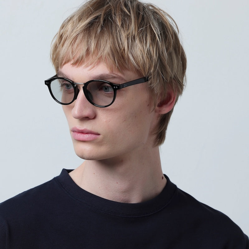 TYMER サングラス OLIVER (Glass Black / Photochromic Gray) 着用画像 2