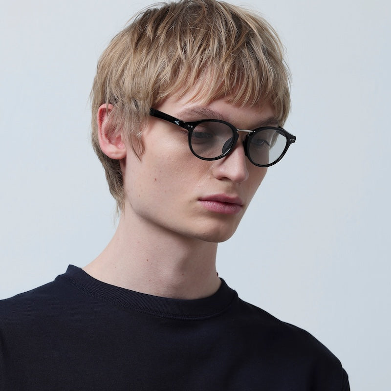 TYMER サングラス OLIVER (Glass Black / Photochromic Gray) 着用画像 3