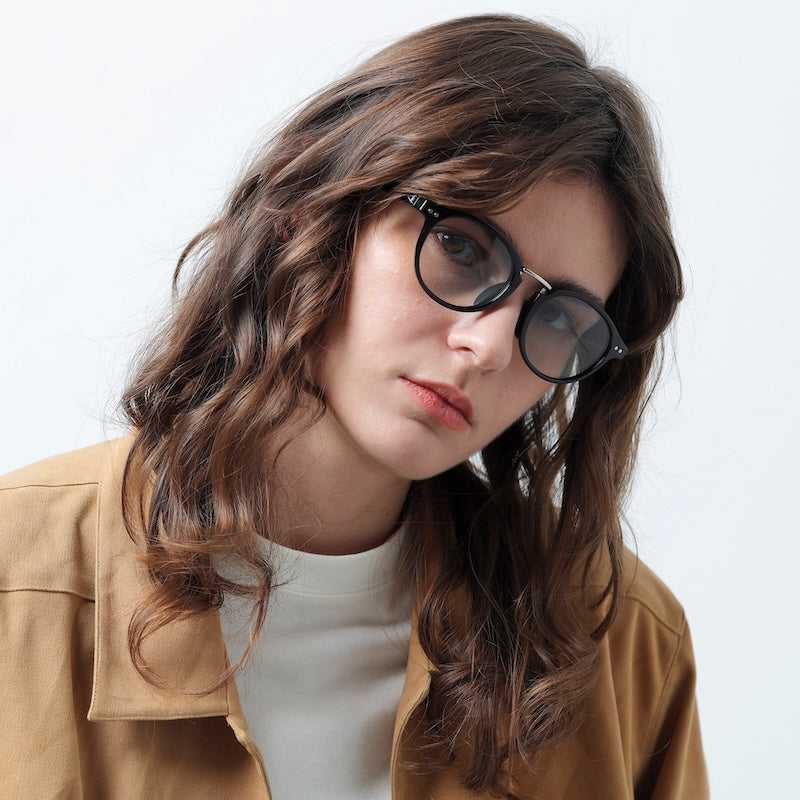 TYMER サングラス OLIVER (Glass Black / Photochromic Gray) 着用画像 4