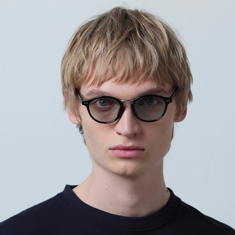 TYMER サングラス OLIVER (Glass Black / Photochromic Gray) 着用画像 1
