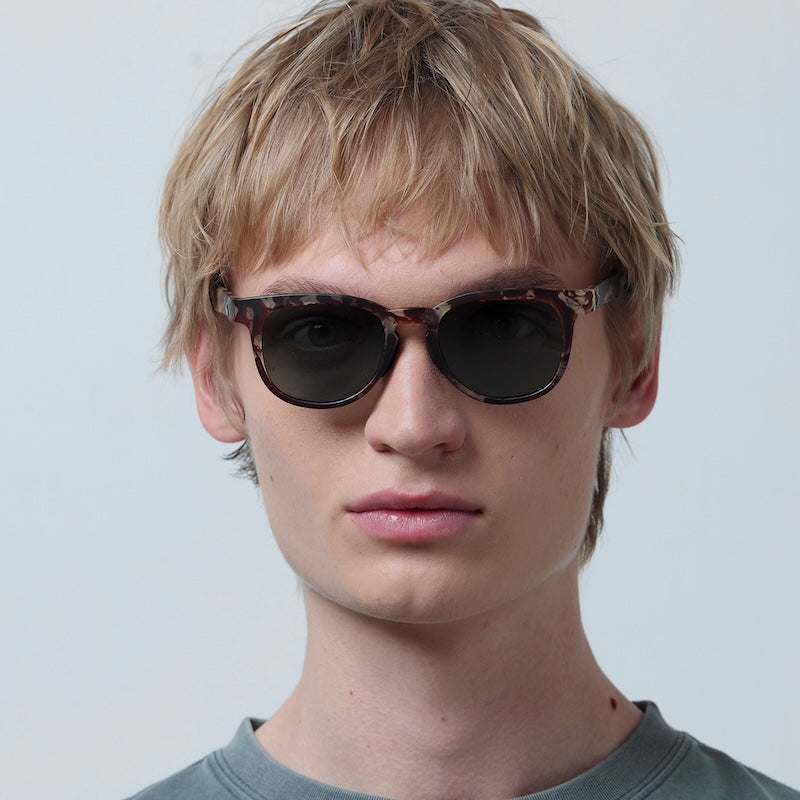 TYMER サングラス BLAKE (Matt Dye Demi / Dark Green Polarized) 着用画像 1