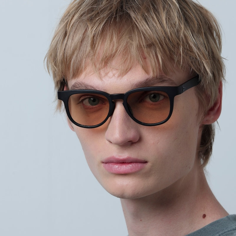 TYMER サングラス BLAKE (Matt Black / Photochromic Brown) 着用画像 2