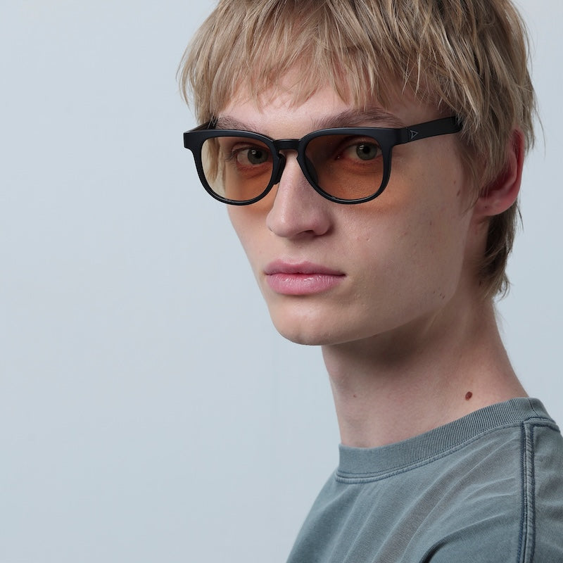 TYMER サングラス BLAKE (Matt Black / Photochromic Brown) 着用画像 3