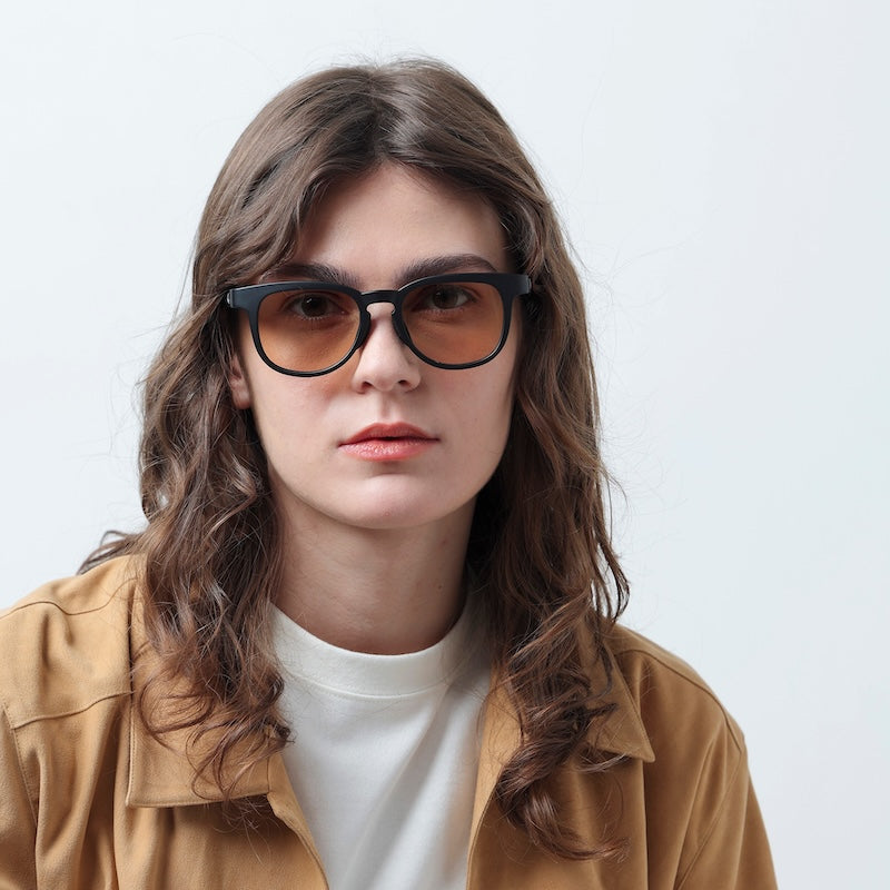 TYMER サングラス BLAKE (Matt Black / Photochromic Brown) 着用画像 4