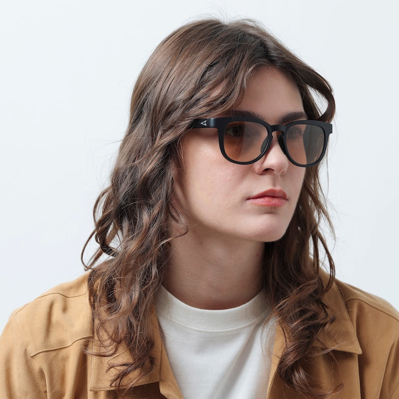 TYMER サングラス BLAKE (Matt Black / Photochromic Brown) 着用画像 5