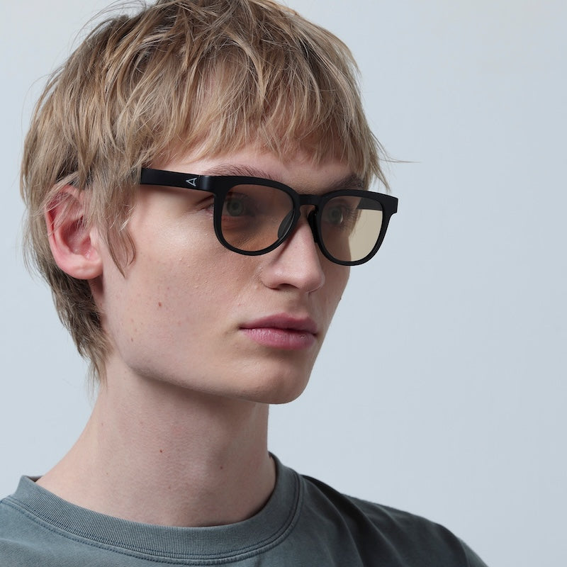 TYMER サングラス BLAKE (Matt Black / Photochromic Brown) 着用画像 1