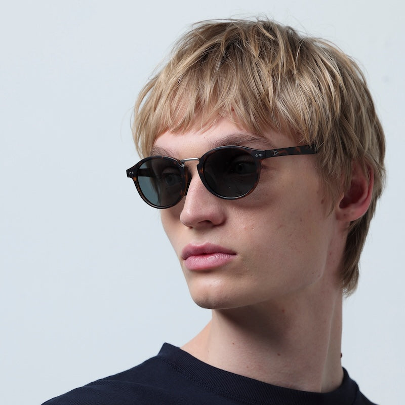 TYMER サングラス OLIVER (Tortoise / Gray Polarized) 着用画像 ２