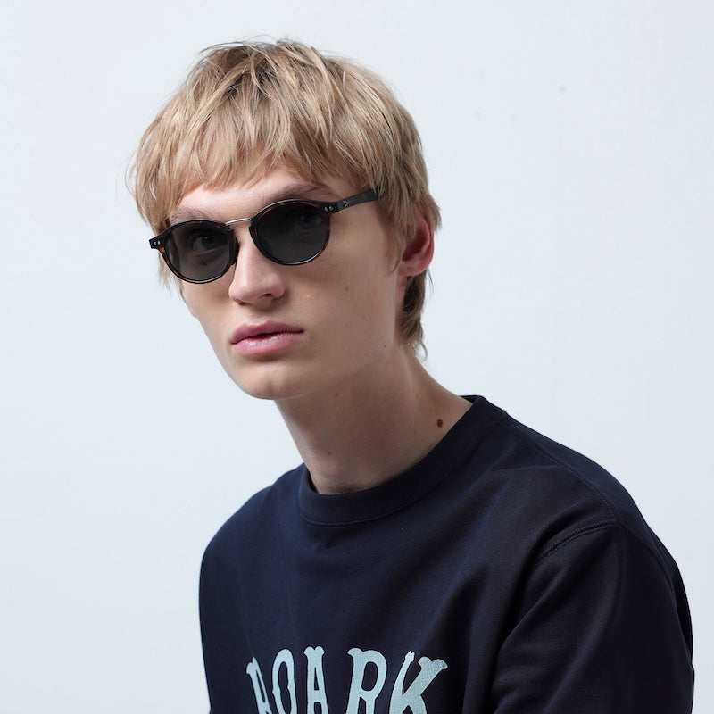 TYMER サングラス OLIVER (Tortoise / Gray Polarized) 着用画像 3
