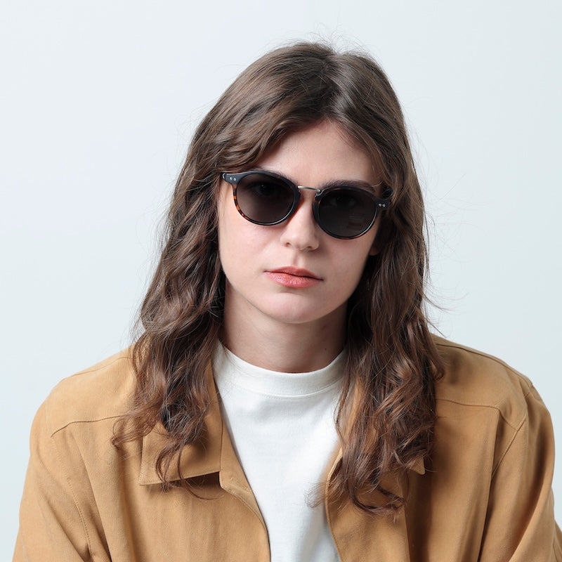 TYMER サングラス OLIVER (Tortoise / Gray Polarized) 着用画像 4