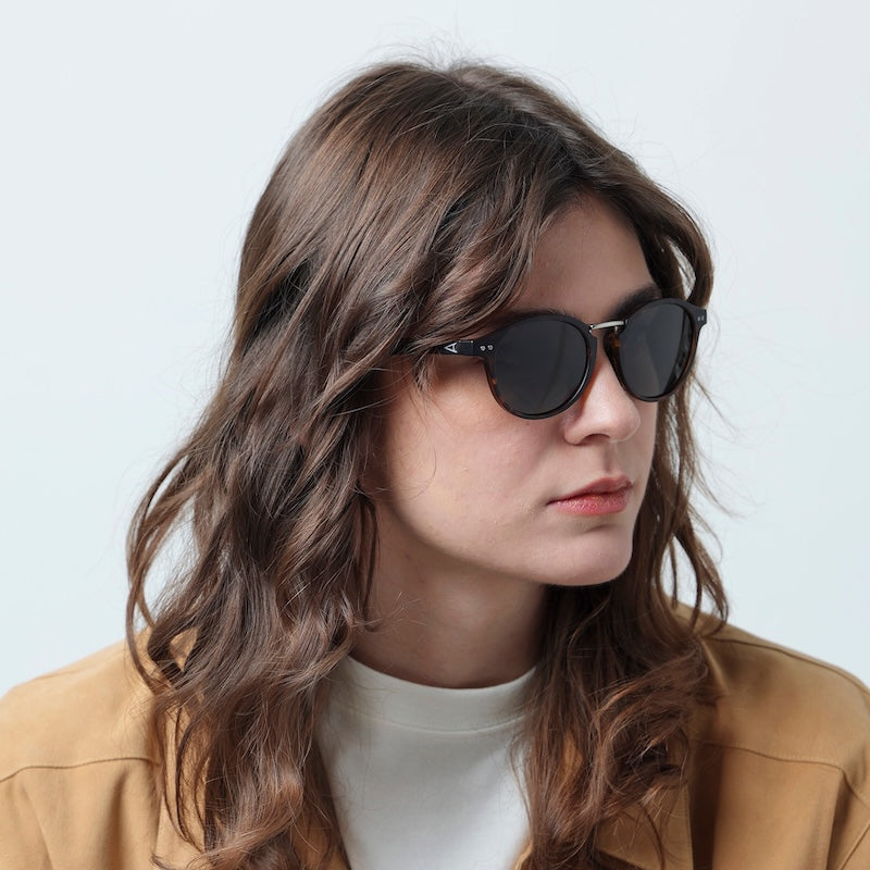 TYMER サングラス OLIVER (Tortoise / Gray Polarized) 着用画像 5