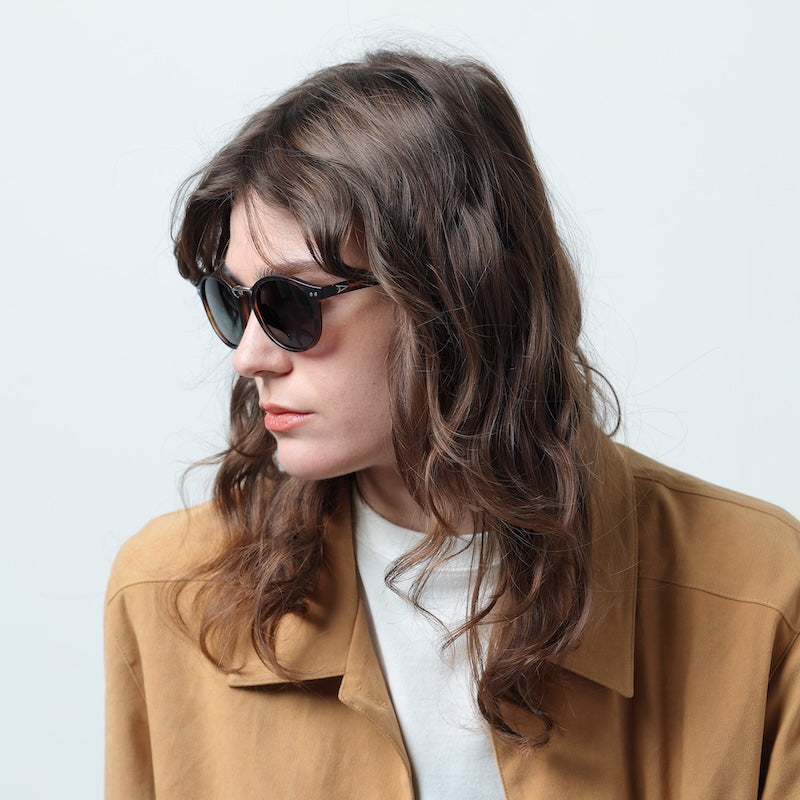 TYMER サングラス OLIVER (Tortoise / Gray Polarized) 着用画像 6