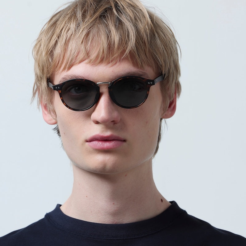 TYMER サングラス OLIVER (Tortoise / Gray Polarized) 着用画像 1