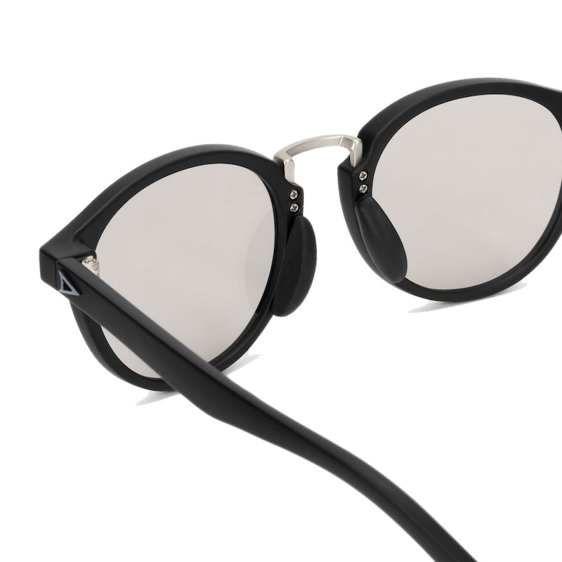 TYMER サングラス OLIVER (Matt Black / Photochromic Gray Polarized) 商品画像 クローズアップ 1