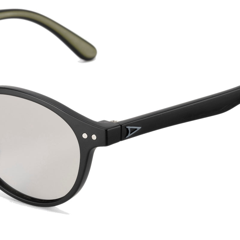 TYMER サングラス OLIVER (Matt Black / Photochromic Gray Polarized) 商品画像 クローズアップ 3