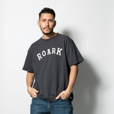 ROARK REVIVAL　Tシャツ　"MEDIEVAL LOGO TEE"　(Charcoal)